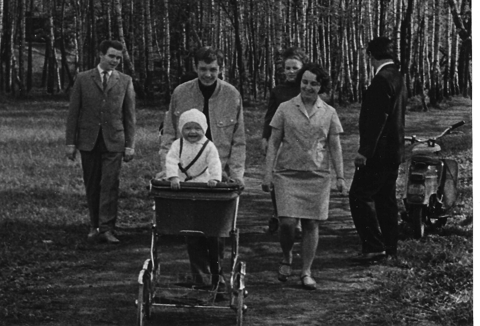 scan0020 -3 Simici, mama, Tomas, Pavla - Duben 1970, Kveten